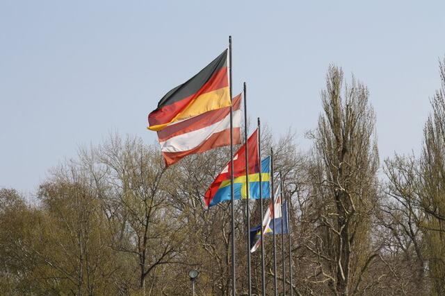 Die Mainau begrüßt uns mit wehenden Fahnen