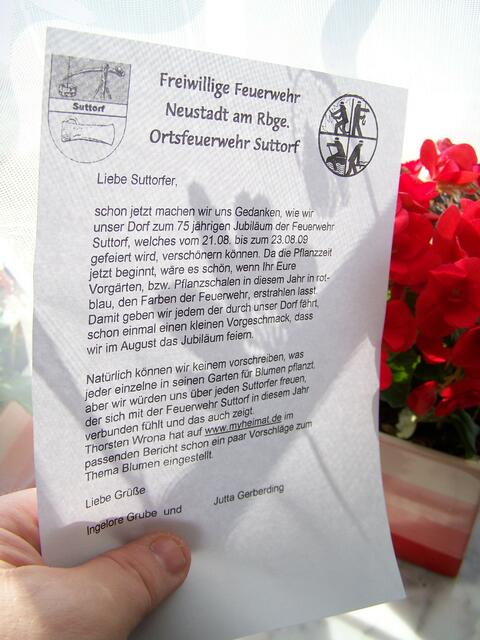 Ingelore und Jutta machen an alle Suttorfer Haushalte auch für MyHeimat.de Werbung - Danke