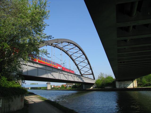 Eisenbahnbrücken: Links Personenverkehr, rechts Güterverkehr