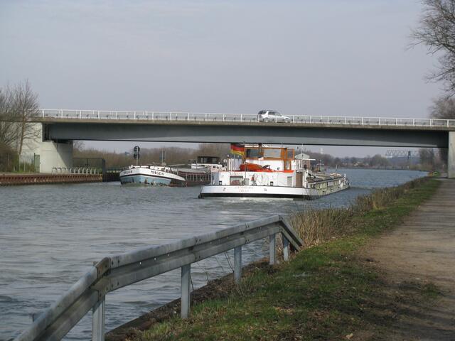 Innerörtliche Straßenverkehrsbrücke über den Kanal