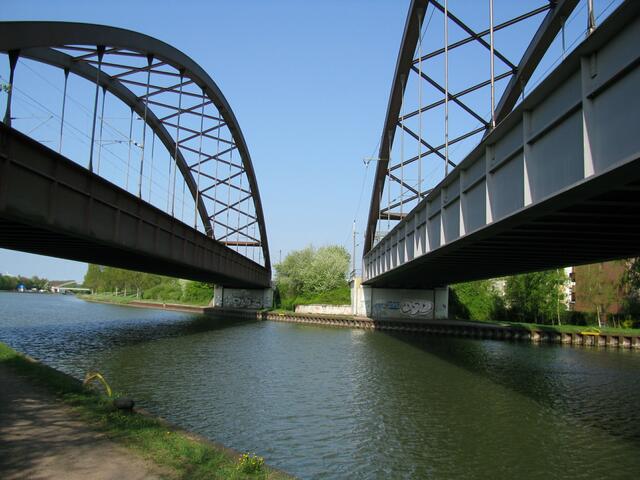 Eisenbahnbrücken, rechts Personen-, links Güterverkehr