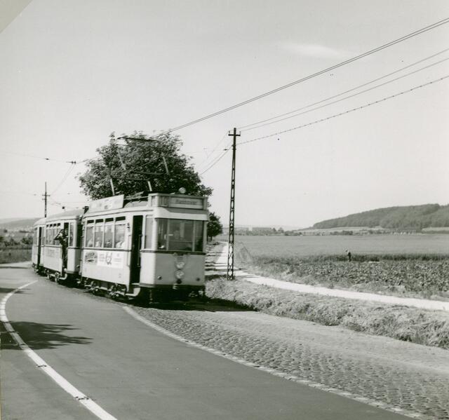 Linie 10 auf der Fahrt nach Hannover quert am 18.06.1960 die B65