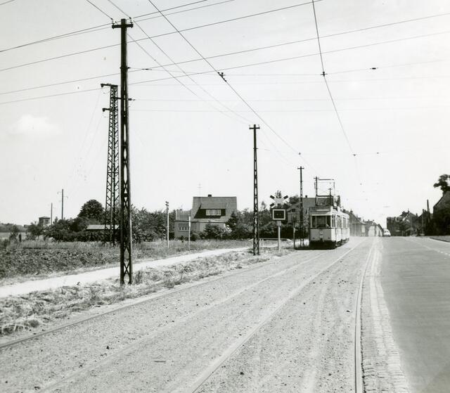Linie 10 auf der Fahrt nach Gehrden kreuzt am 18.06.1960 im Empelde die ehemalige Kalibahn