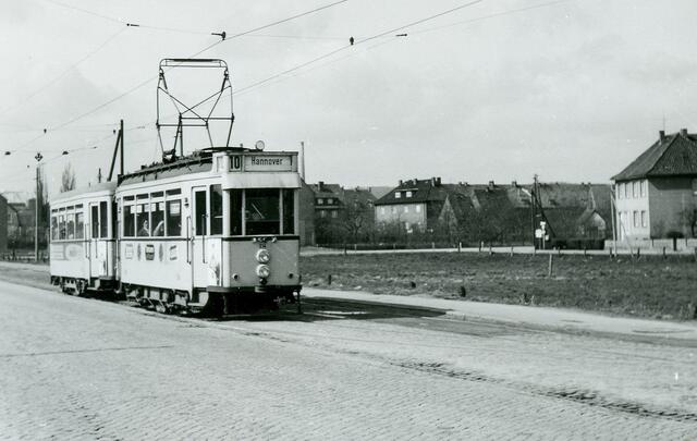 Linie 10 von Gehrden fährt am 31.03.1961 in die Schleife Empelde ein