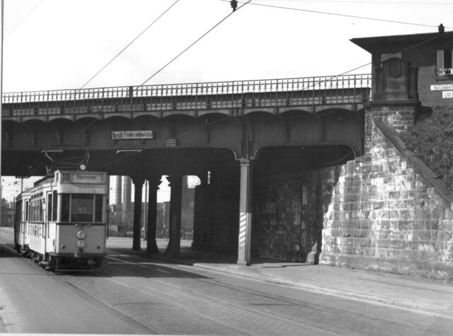 Linie 10 am 31.03.1961 unterfährt in Körtingsdorf die Güter-Umgehungsbahn