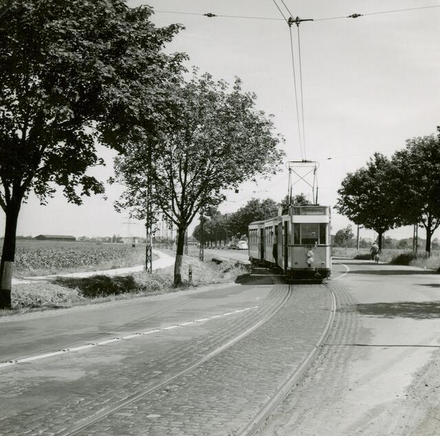 Linie 10 auf dem Wege nach Gehrden quert am 18.06.1960 die B65
