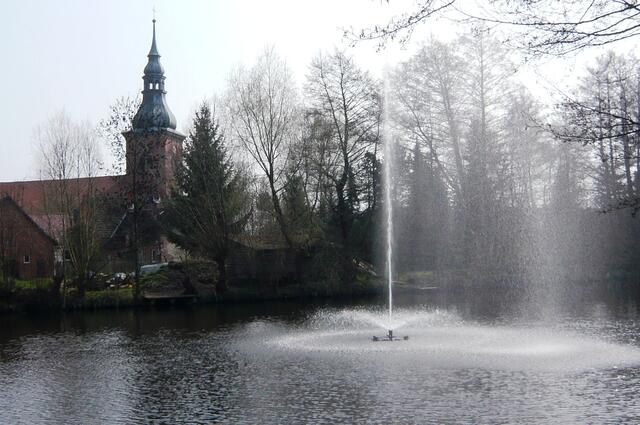 ... und im Hintergrund die ev.-luth. Kirche St. Petri