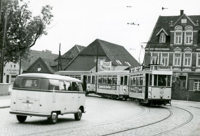 Linie 10 aus Gehrden am 28.05.1960 in der Ortsdurchfahrt Empelde