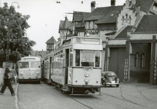 Szene mit Bahn und Bus am alten üstra-Bahnhof Gehrden