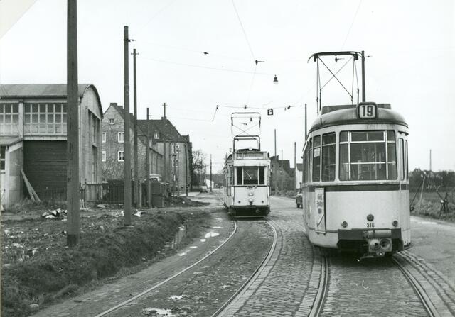 Linien 10 und 19 am 31.03.1961 auf der noch nicht umgebauten Empelder Str. kurz vor der Endschleife Empelde