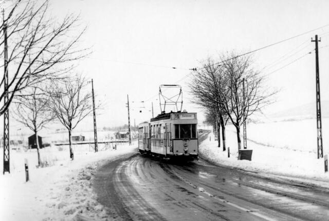 Auch mal ein Winterbild: Die Linie 10 nach Hannover quert die B65 | Foto: Foto: Werner Rabe
