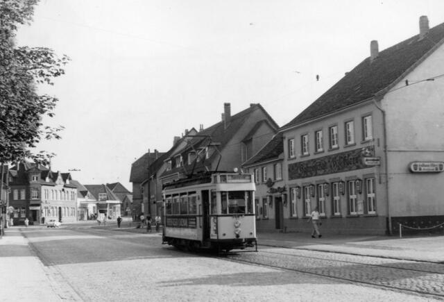 Linie 10 am 01.07.1961 kommt von Gehrden und fährt am Gasthaus Öhlers vorbei