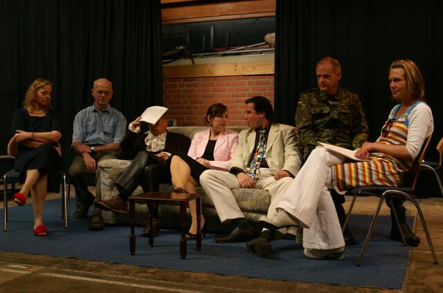 Probenfoto. Frau Fischer, George Gudonow, Harald Langenfeld, Benjamin Borst, Major Sasse und Paula hören andächtig der Regie zu.