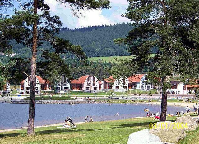 Talsperren wie den Lipno Stausee, den wir auf unserer Böhmerwaldrundfahrt besuchen werden. | Foto: Britta Fritsche - http://commons.wikimedia.org/wiki/File:Marina_Lipno.jpg