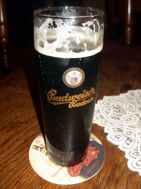 Der Abend klang in lustiger Runde aus bei einigen Gläsern Budweiser Budvar und Becherowka. | Foto: http://commons.wikimedia.org/wiki/File:Beer_Budweiser_Budvar_Dark.jpg