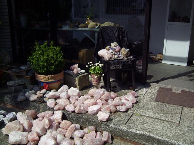 Hier geht es rein, vorbei an Rosenquarzen.