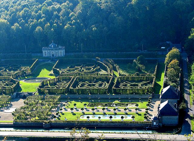 Schloss Freyr am westlichen Ufer der Maas mit seinen berühmten Gärten, | Foto: Jean-Pol Grandmont - http://commons.wikimedia.org/wiki/File:Fre%C3%BFr_JPG02g.jpg