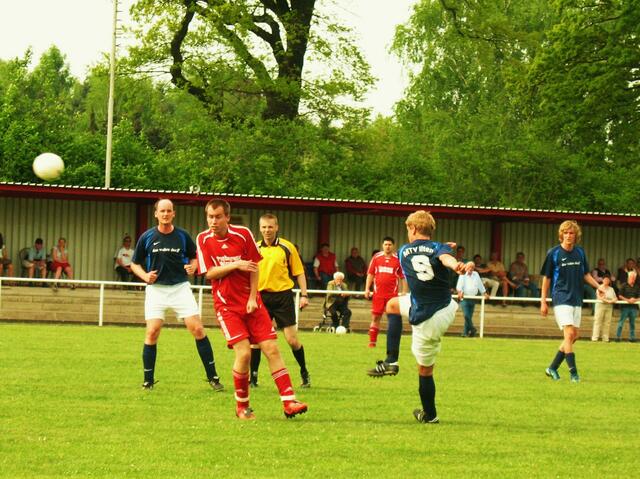 Schenkemeyer mit langen Ball!