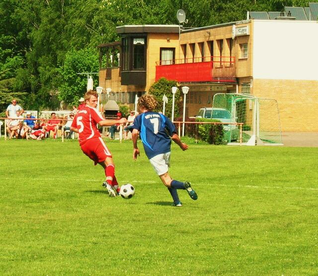 Patrick Glage umläuft Fabian Denecke!