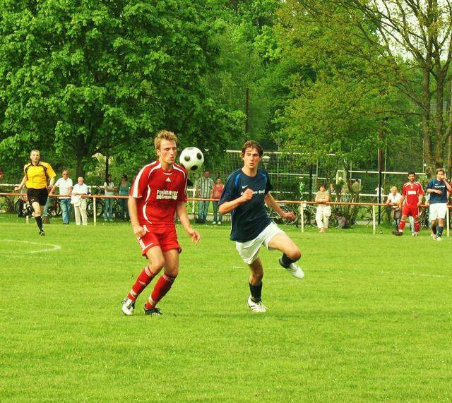 Schierholz (hier gegen Denecke) schoss zwei Tore!