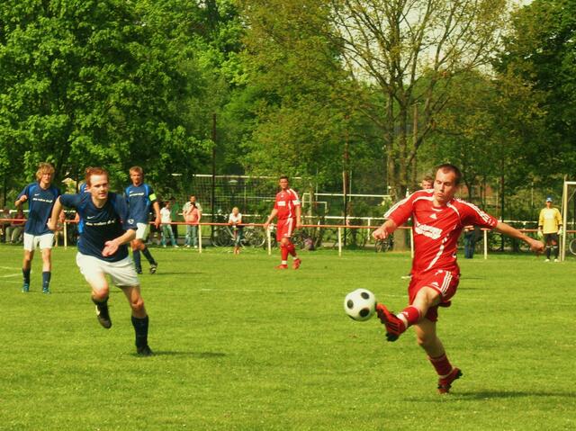 Gerome Völger erreicht noch gerade so den Ball!