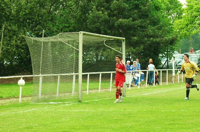 Caputo und Chinibulak sehen, dass der Ball knapp vorbeigeht!