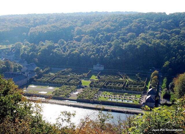 Schloss Freyr am westlichen Ufer der Maas mit seinen berühmten Gärten, | Foto: Jean-Pol Grandmont - http://commons.wikimedia.org/wiki/File:Fre%C3%BFr_JPG03d.jpg