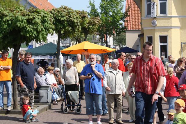 den kenn ich, er ist jedesmal mit seiner Kamera dabei wo was los ist ;-)))