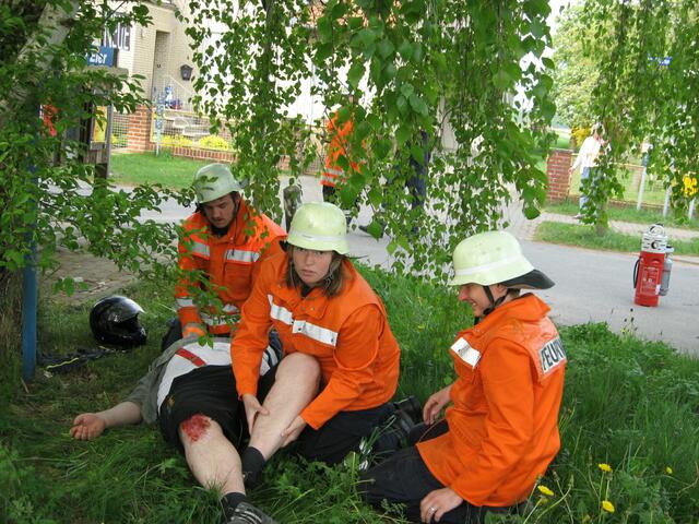 Fahrer des Quad wird versorgt