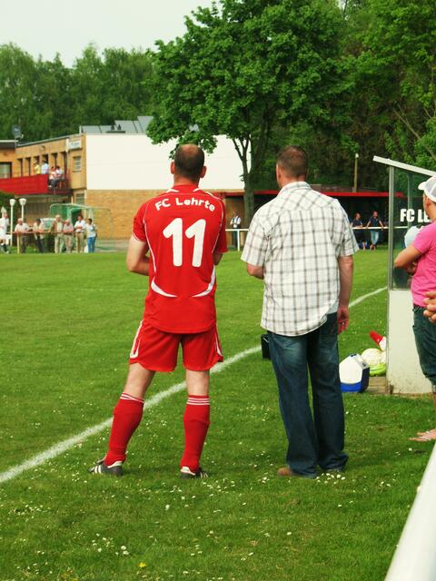 Volker Steinnei (rechts) und ein Spieler verfolgen die Angriffsbemühungen!