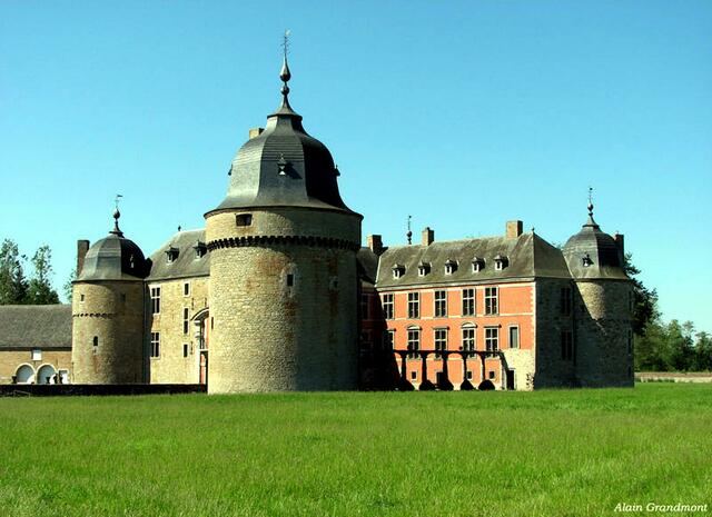 das stattliche Schloss Lavaux-Ste.-Anne zu erwähnen, das bei Genimont rechts im Tal der Wimpe, einem Nebenfluss der Lesse, liegt. Auf dem Schlossgelände gibt es einen  Wildpark. | Foto: Alain Grandmont - http://commons.wikimedia.org/wiki/File:Lavaux-Sainte-Anne_AG01.jpg