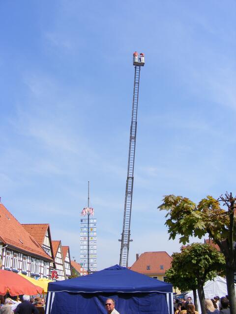 Der Maibaum ist 19.20 m hoch, bis in den Korb der Drehleiter 30 m...