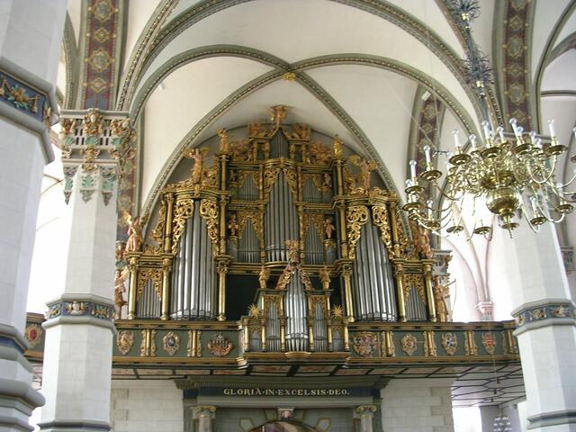 Musizierende Engel verzieren die Orgel