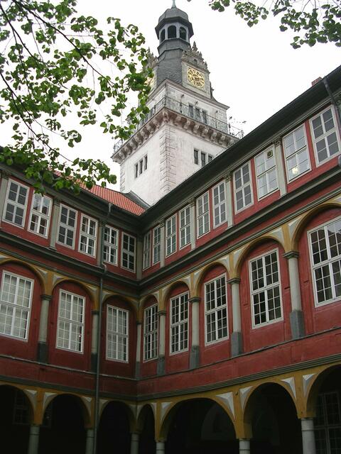 Barocke Fachwerkfassade (1715) mit dem charakteristischem Renaissanceturm (1614)