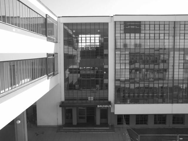 Eingangsportal der Bauhaus Schule