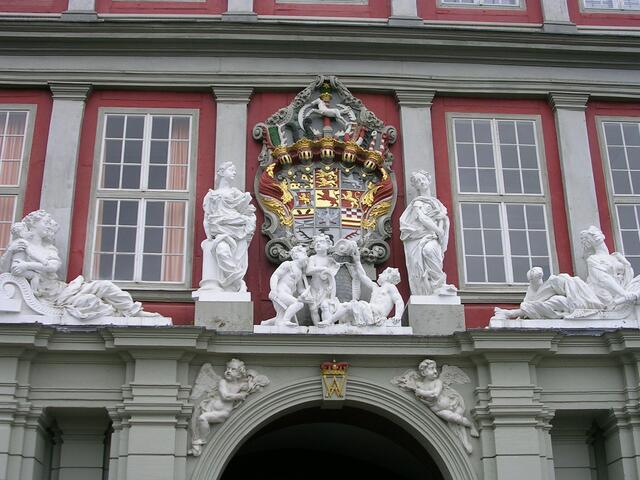Beim Betreten des Schlosses sieht man das Monogramm von Herzog August Wilhelm und den mahnenden Wahlspruch "Parta tueri - Erworbenes erhalten"
