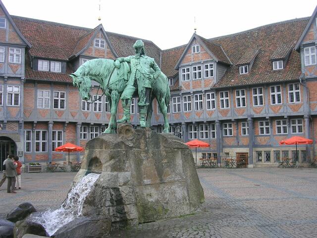 Herzog August auf dem Marktplatz vor dem Rathaus
