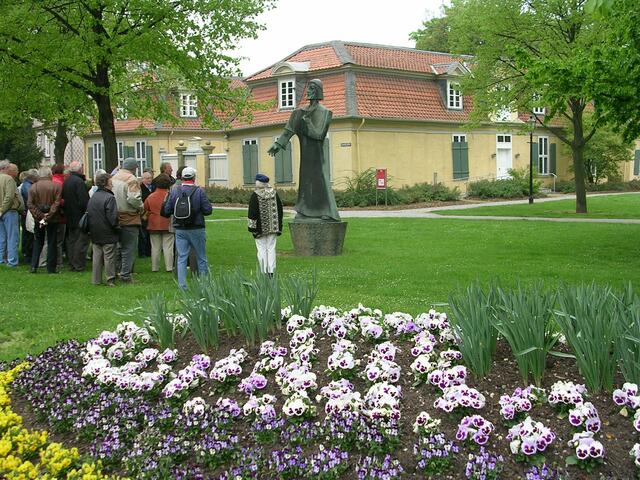 Lessinghaus mit der Figur "Nathan der Weise"