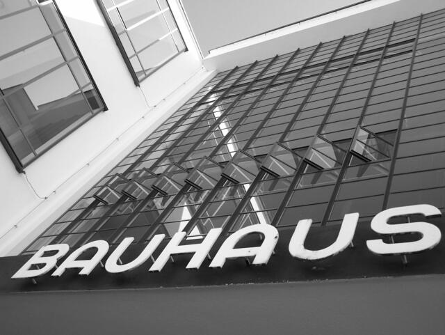Logo und Schriftzeichen in der "Bauhaus Schrift"