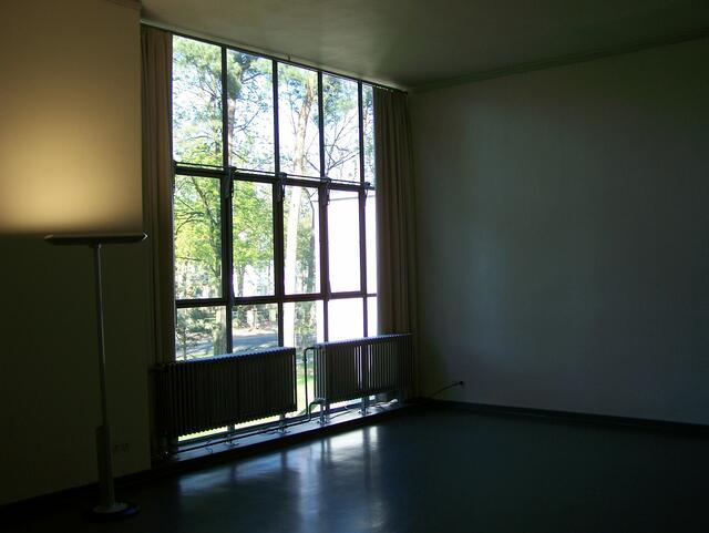 Arbeitszimmer mit viel Sonnenlicheinfall