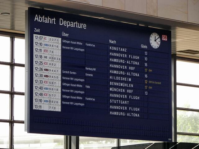 Gut zu erkennen: nur die (rechts) gelb markierten Züge halten hier auch, wenn keine Messe ist