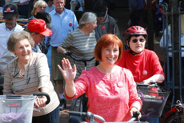 Caren Marks begrüßt die radlerInnen