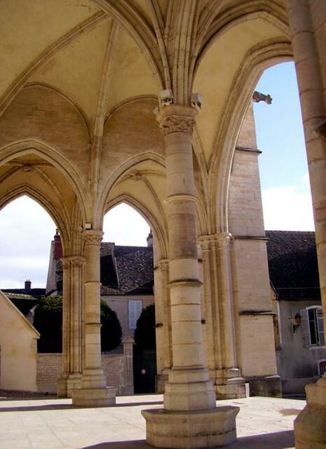 Kirche Notre Dame | Foto: Marie de Bueil    Rémi Mathis - http://commons.wikimedia.org/wiki/File:Notre-Dame_de_Beaune_Entr%C3%A9e.JPG