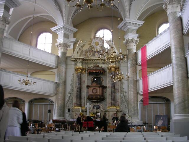 Das Schulorchester bereitet sich auf einen Auftritt vor