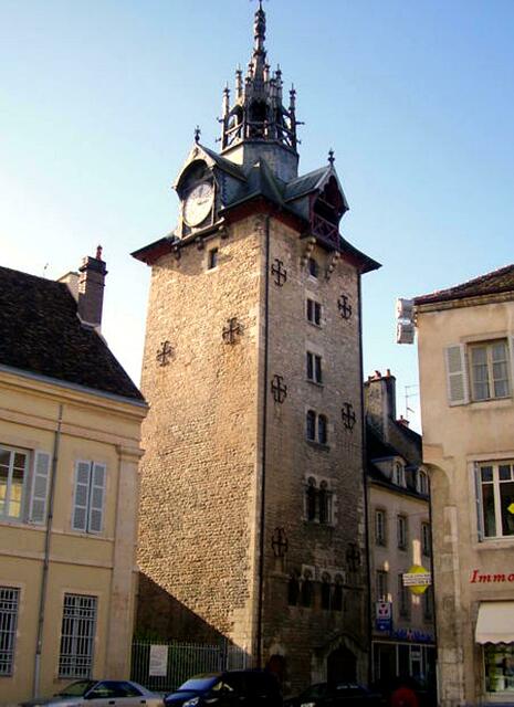 Wir bummeln durch Beaune und gehen vom Hotel-Dieu gerade aus zum Place Carnot, durch die Rue Carnot, deren Verlängerung die Rue Lorraine ist. In ihr sehen wir noch zahlreiche Häuser aus dem 16. Jahrhundert. | Foto: Marie de Bueil    Rémi Mathis - http://commons.wikimedia.org/wiki/File:Beaune_Beffroi.JPG