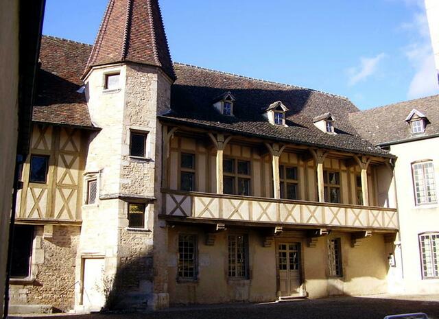 Beaune, wo wir einen längeren Aufenthalt haben. Diese Stadt ist ein Kleinod. Vom 11. bis 14. Jahrhundert war Beaune die Residenz der Herzöge von Burgund. Erst im 14. Jahrhundert wurde die Residenz nach Dijon verlegt. | Foto: Marie de Bueil   Rémi Mathis - http://commons.wikimedia.org/wiki/File:Beaune_Mus%C3%A9e_du_vin.JPG