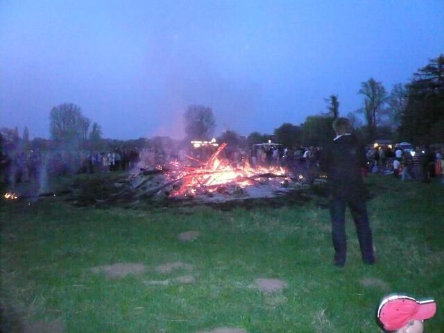 Blick hinter dem Osterfeuer
