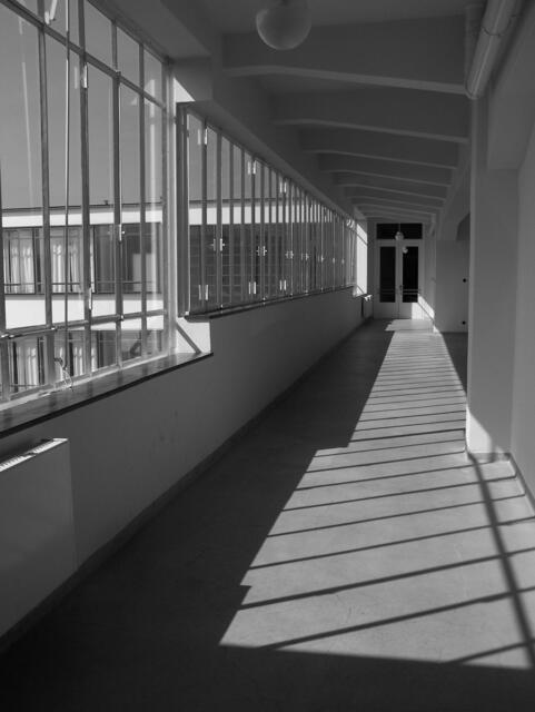 Lichtdurchfluteter Flur in der Hochschule