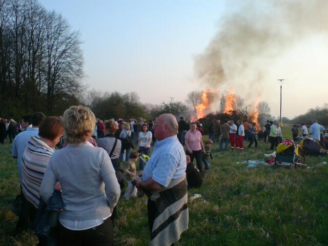 Besucher vor Osterfeuer