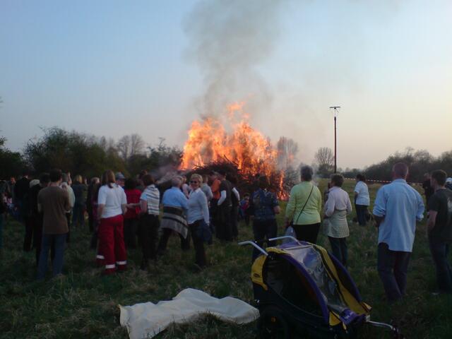 Besucher vorm Osterfeuer